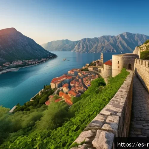몬테네그로의 문화유산 - A panoramic view of the medieval Kotor Fortress at sunset, with golden light illuminating ancient st...